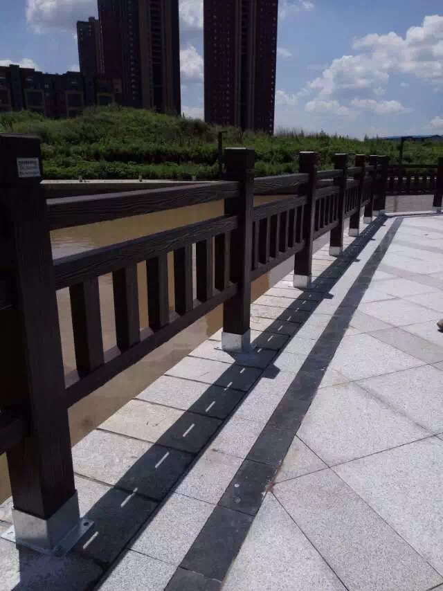 1.8米仿木（mù）護欄  (14).JPG