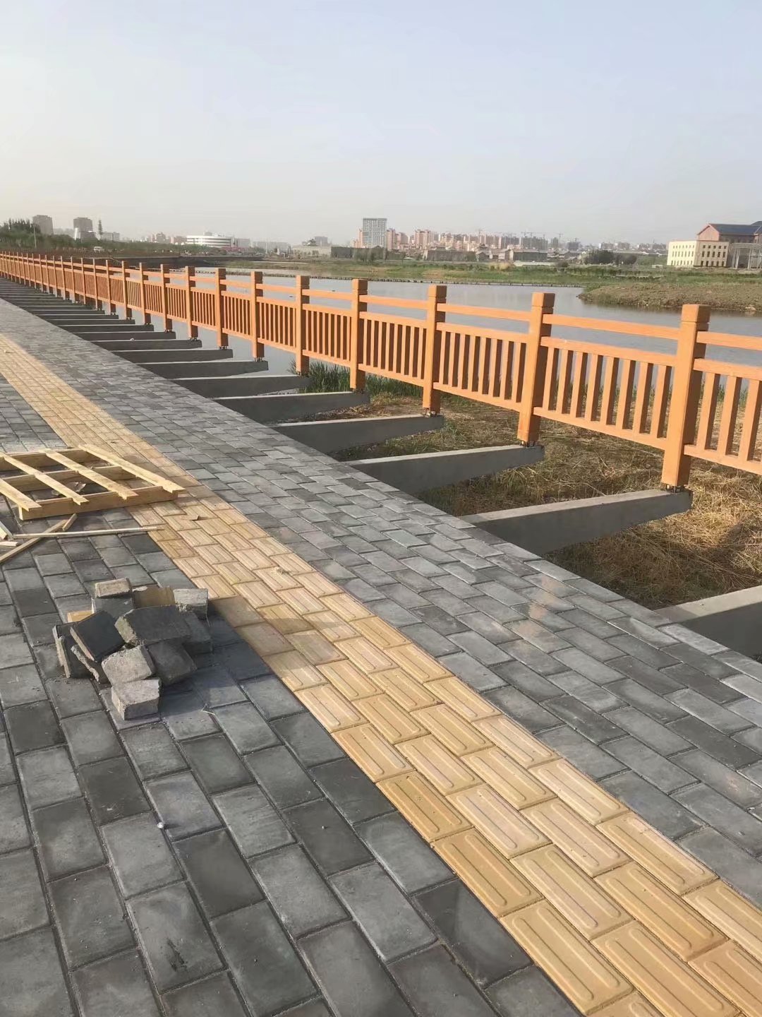 1.8米國（guó）標仿木護欄 (3).jpg