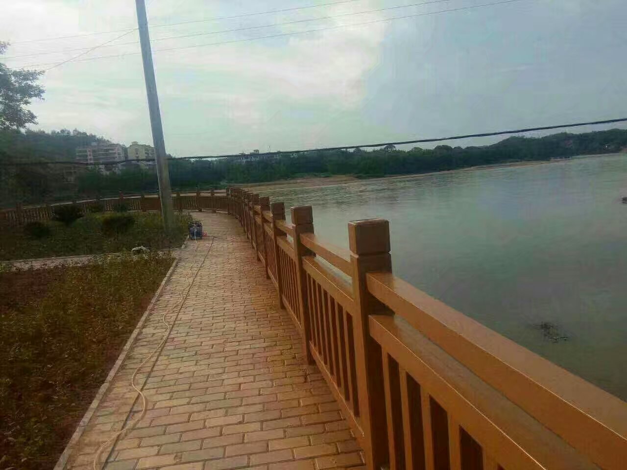 1.8米國（guó）標仿木護欄 (1).jpg