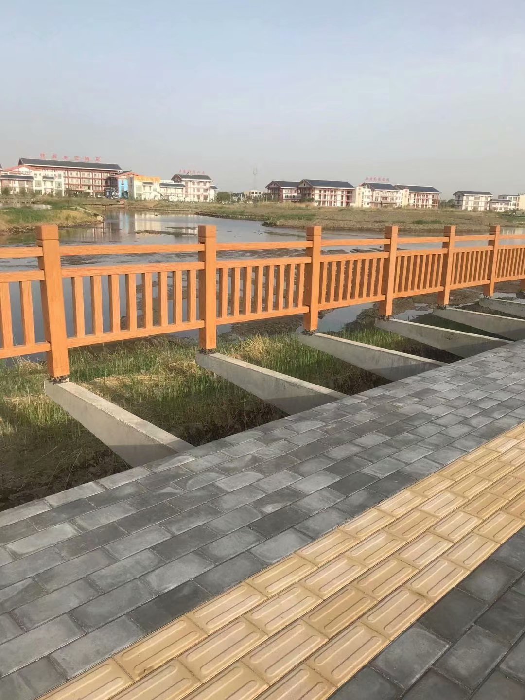 1.8米國標仿木護欄 (2).jpg