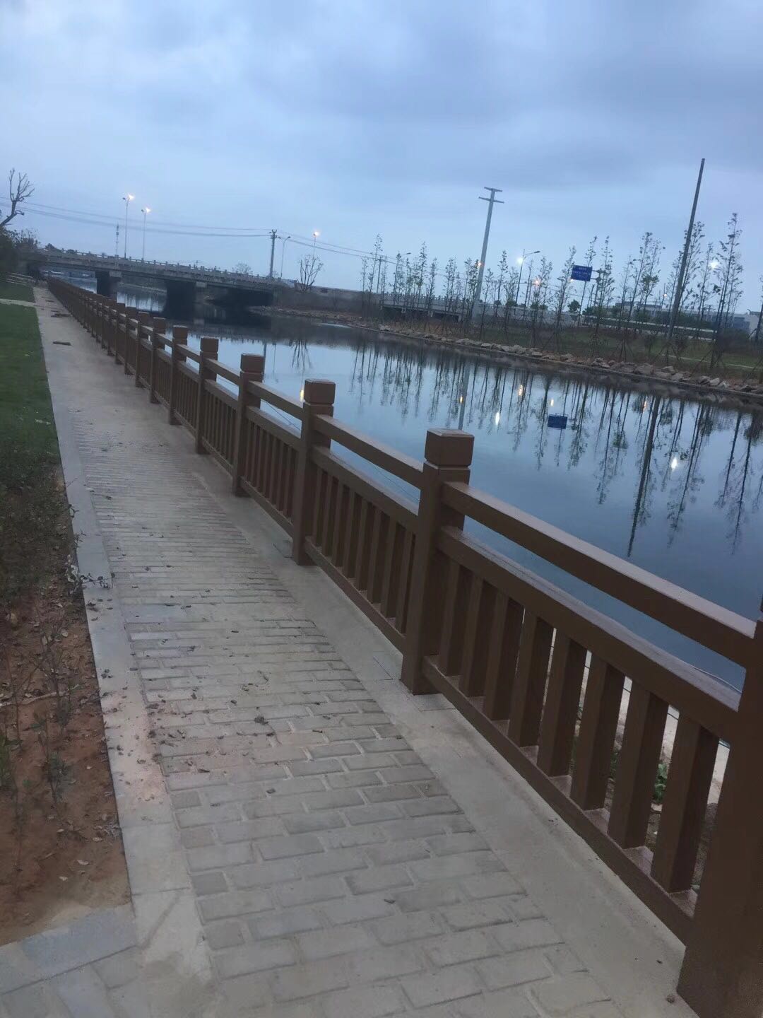 1.8米國（guó）標仿木（mù）護（hù）欄（lán） (12).jpg